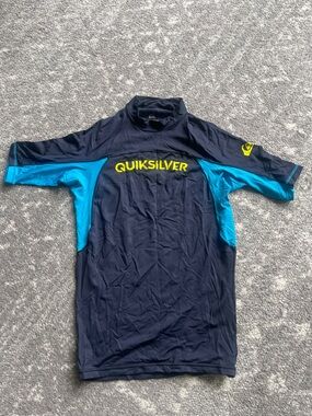Quiksilver Men’s Navy & Aqua Short Sleeve Rash Guard with Yellow Logo